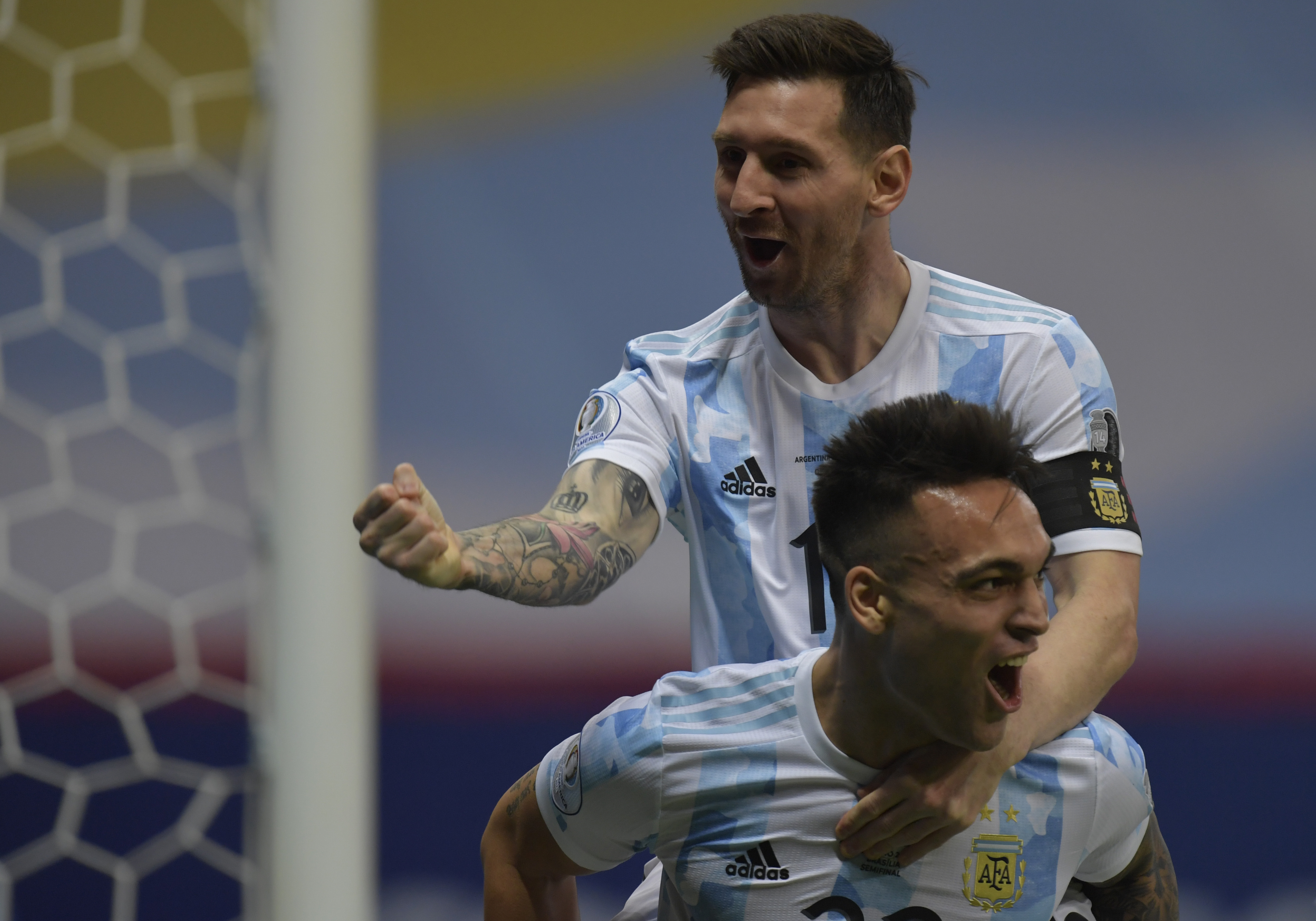 2015-年美洲杯(梅西脚踝出血，阿根廷点球淘汰哥伦比亚，美洲杯决赛对阵巴西)