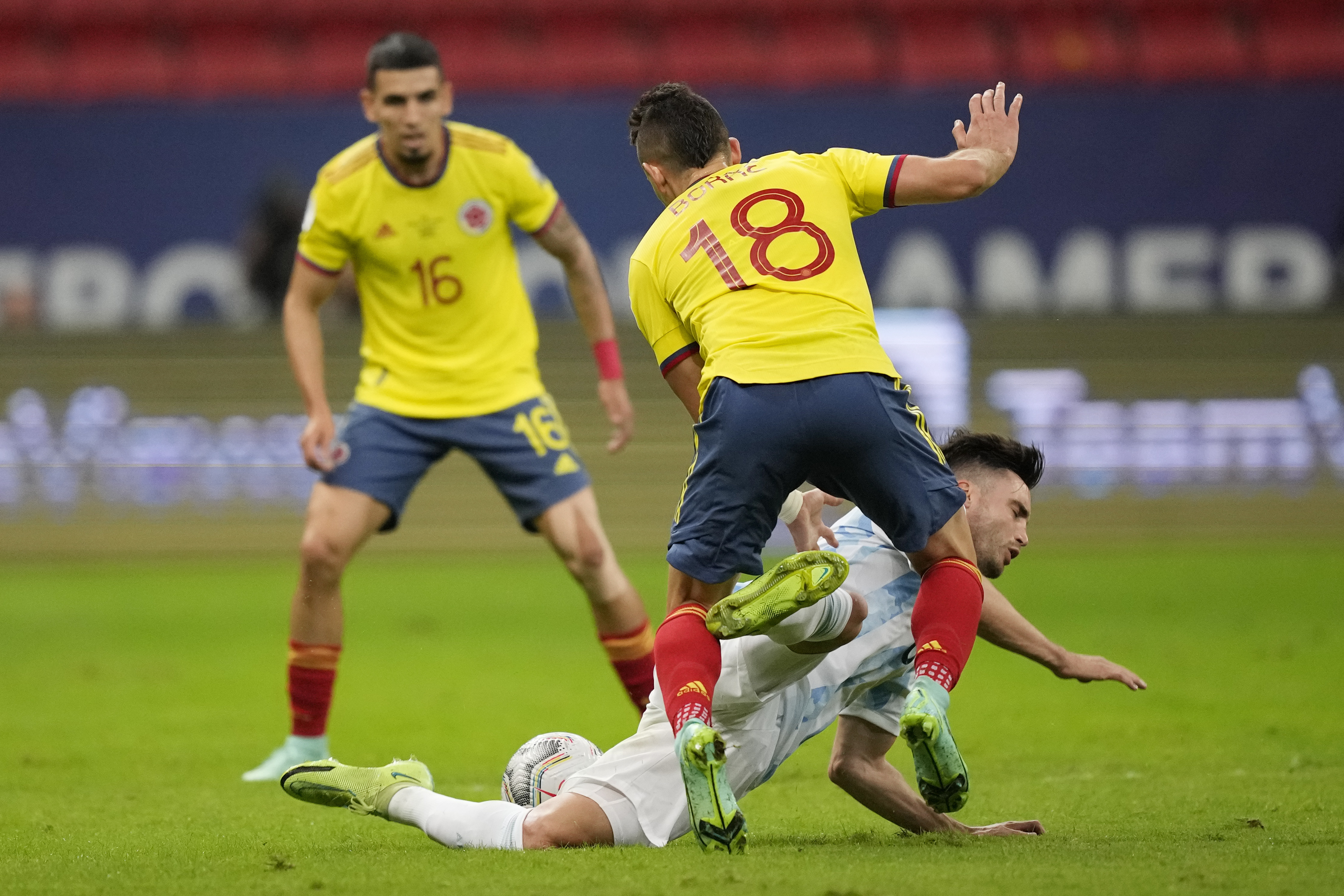 2015-年美洲杯(梅西脚踝出血，阿根廷点球淘汰哥伦比亚，美洲杯决赛对阵巴西)