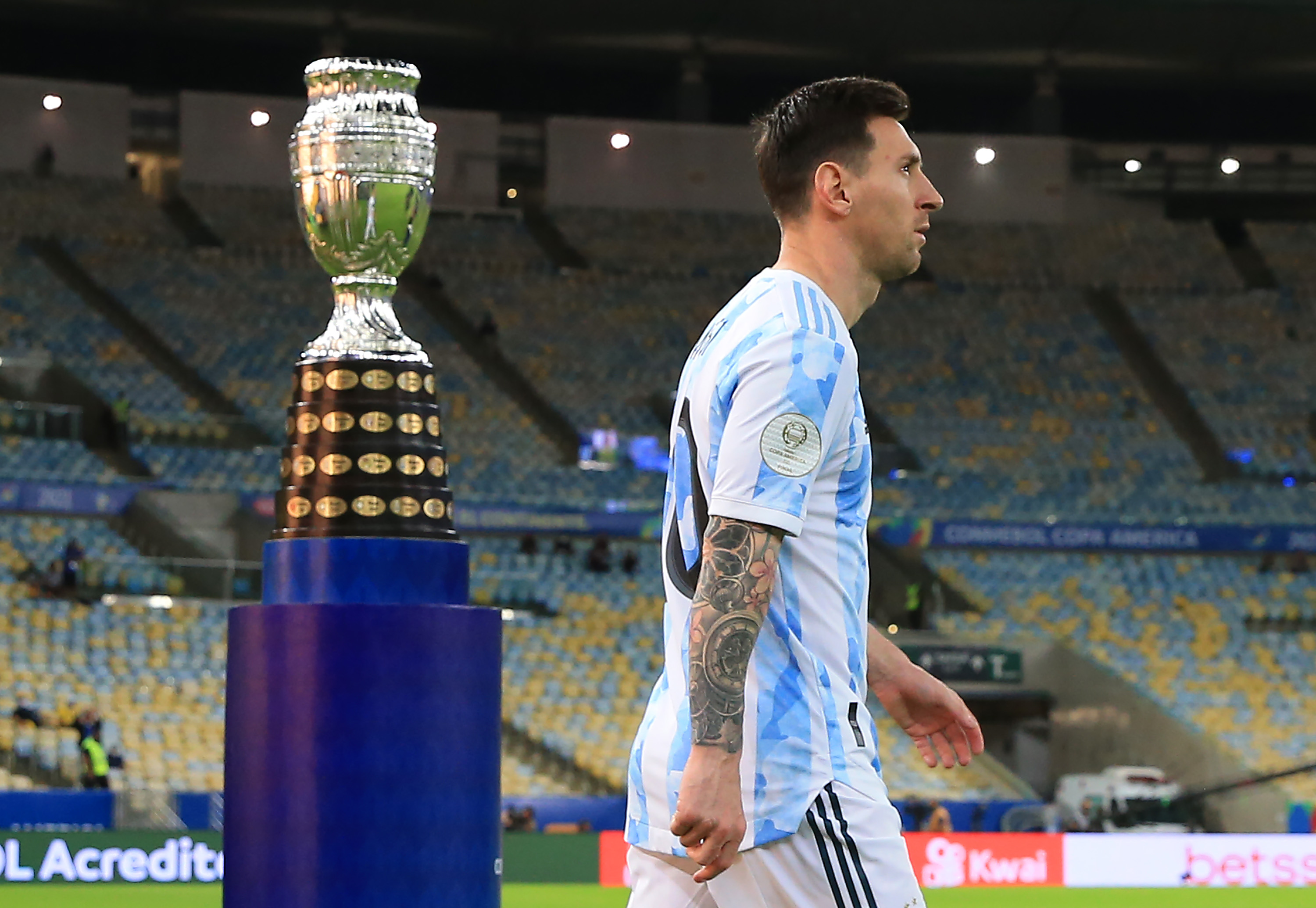 美洲杯阿根廷进决赛了吗(告慰马拉多纳英灵！阿根廷1-0巴西，梅西圆梦美洲杯冠军)