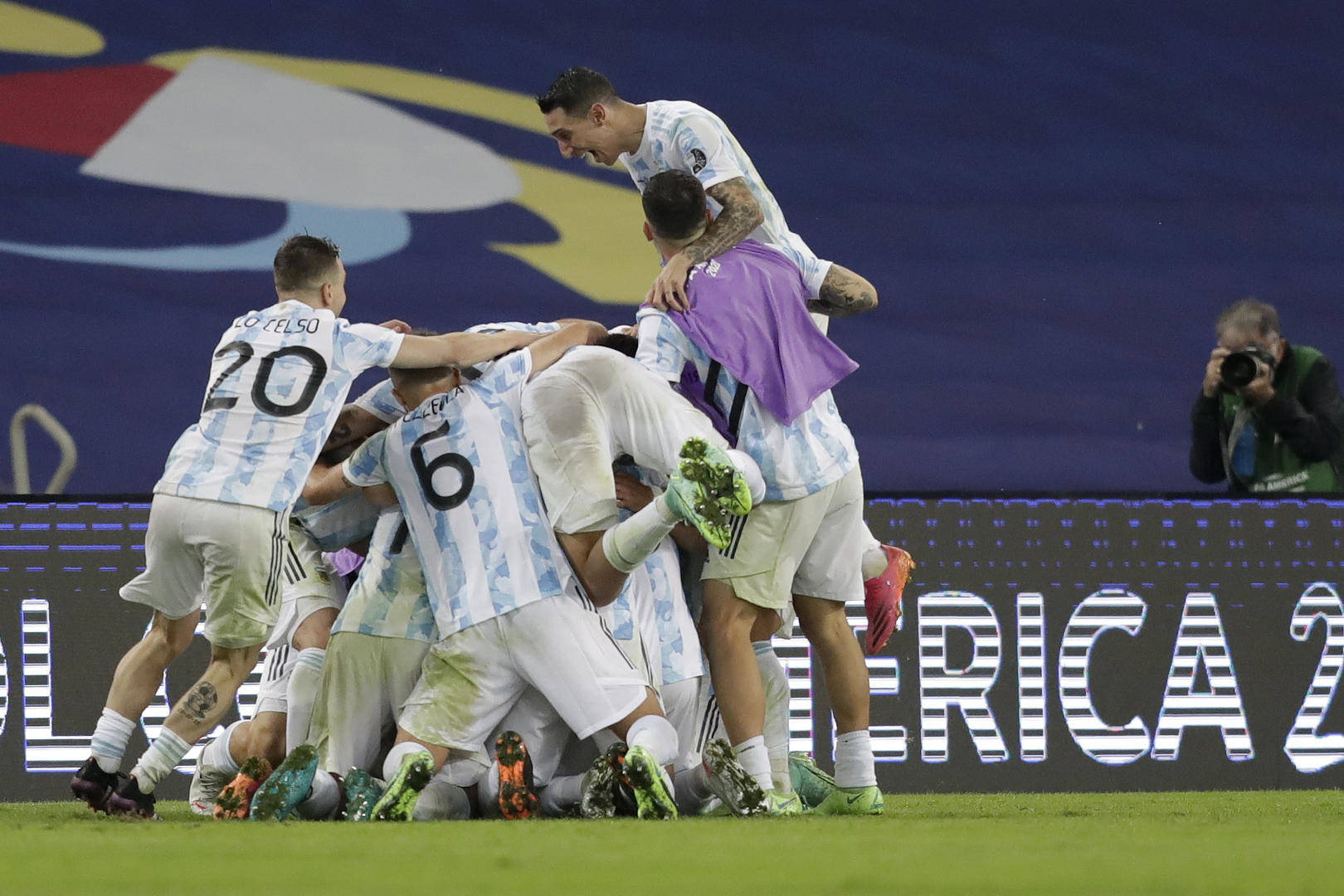 梅西终圆梦！阿根廷1比0战胜巴西夺美洲杯冠军
