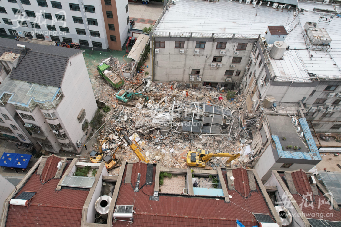 直击苏州酒店坍塌事故｜一名电工感叹买啤酒“躲过一劫”附近居民称倒塌建筑是”老楼” - 液压汇