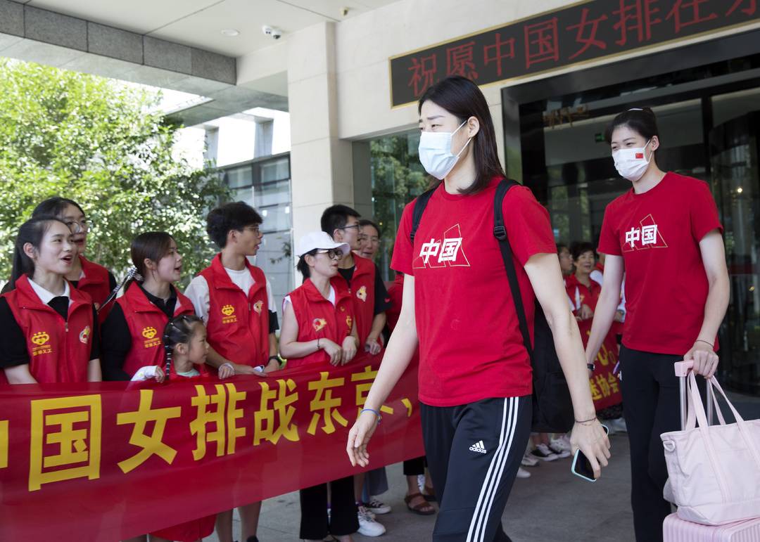 世界杯排球赛在哪个国家举行(亮剑｜中国女排出征东京奥运 荣耀之师必定不辱使命)