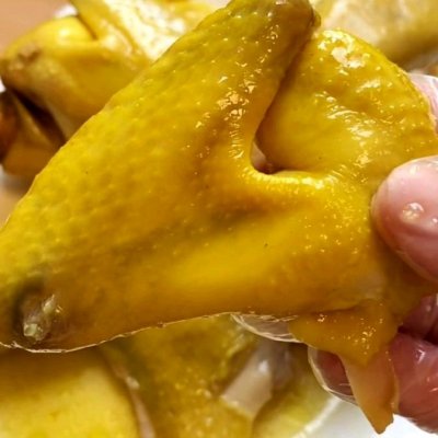 这样做的盐焗鸡鲜嫩多汁，咸香味十足！全家人都喜欢