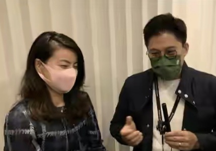 郭晶晶是今年跳水奧運評委嗎</h2>

<p>　　在發布會結束，霍啟剛和郭晶晶在后臺接受媒體采訪時，郭晶晶給媒體透露，自己將會在下周隨香港代表團到日本，擔任東京奧運會跳水比賽的評委。</p>

<p>　　<img alt=