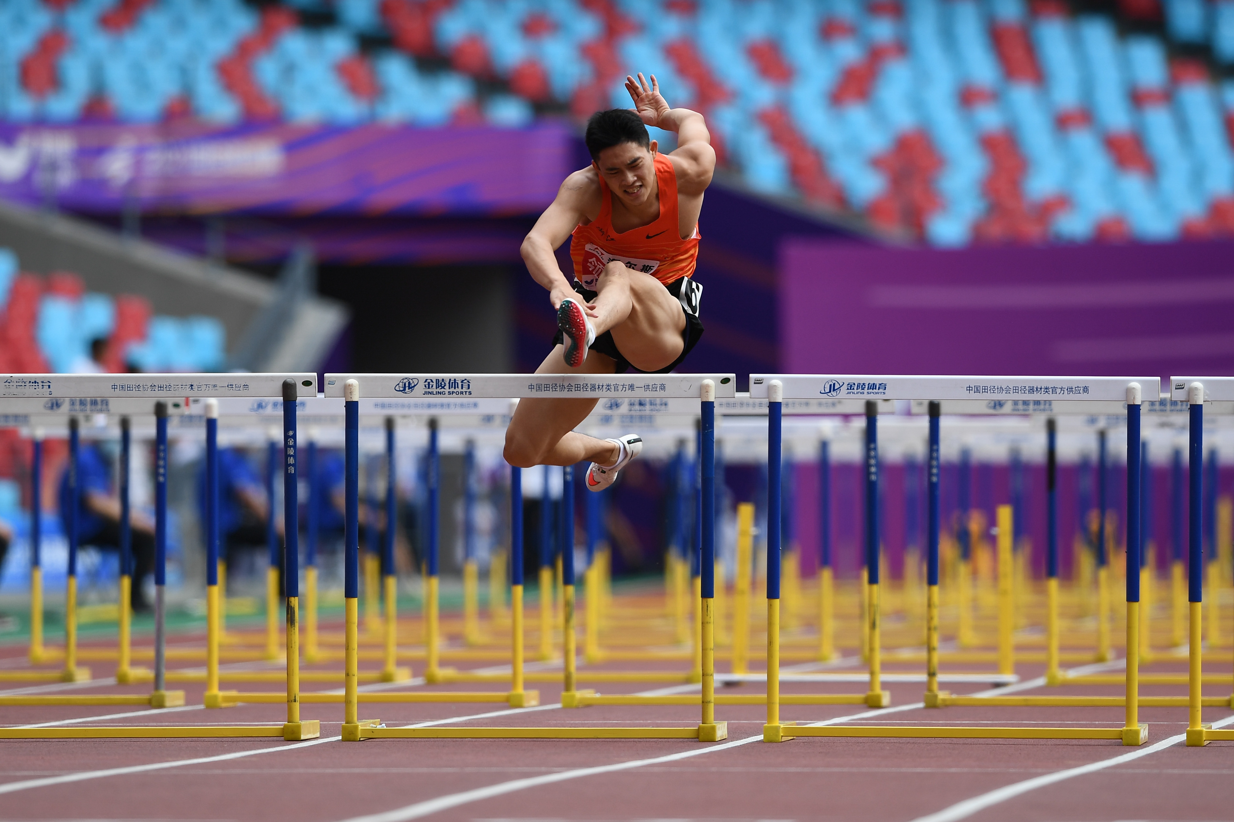 田径比赛里的跨栏,男子是110米跨栏,女子是100米跨栏,不过都是跨10个