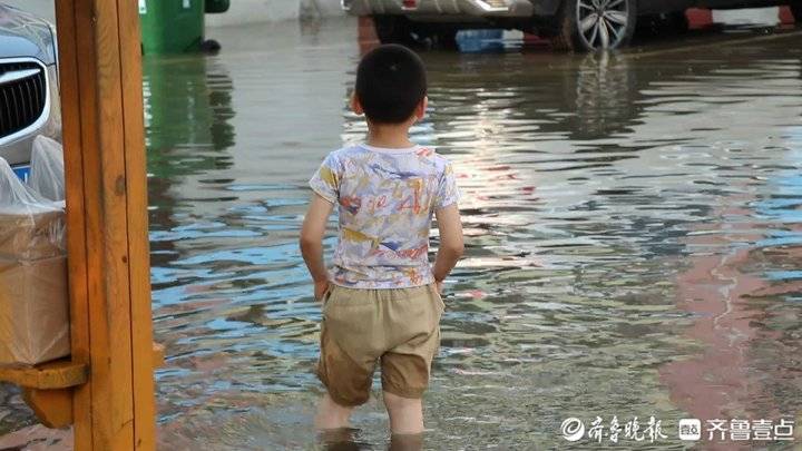 帮办｜一下大雨德州实华小区业主就要蹚水，业主直呼：回家太难了