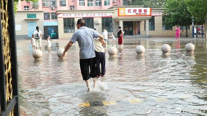 帮办｜一下大雨德州实华小区业主就要蹚水，业主直呼：回家太难了