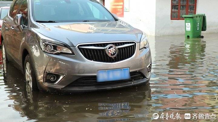 帮办｜一下大雨德州实华小区业主就要蹚水，业主直呼：回家太难了