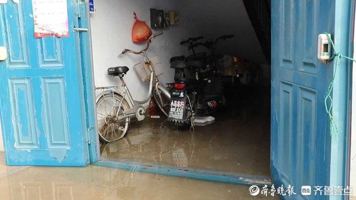 帮办｜一下大雨德州实华小区业主就要蹚水，业主直呼：回家太难了