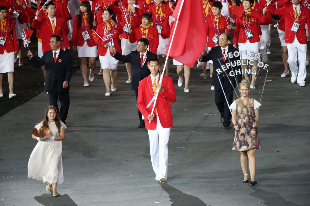 伦敦奥运会开幕式中国队入场(中国队开幕式旗手，定了！中国乒乓球等队抵达东京 | 奥运N合1)