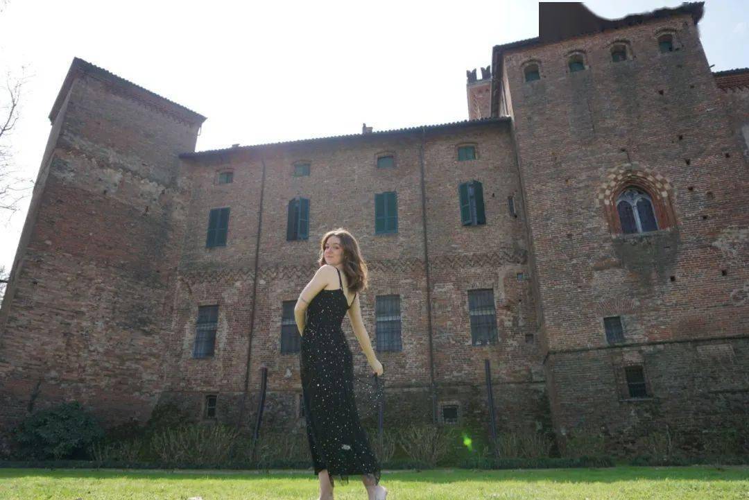中世纪城堡生活(家住中世纪古堡是种什么体验？19岁意大利女孩老“凡尔赛”了：Wi-Fi差，拿东西像走马拉松)