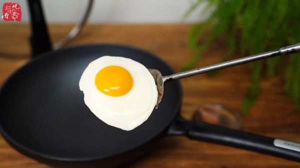 如何煎鸡蛋才好吃（在家做无油单面煎鸡蛋的教程）