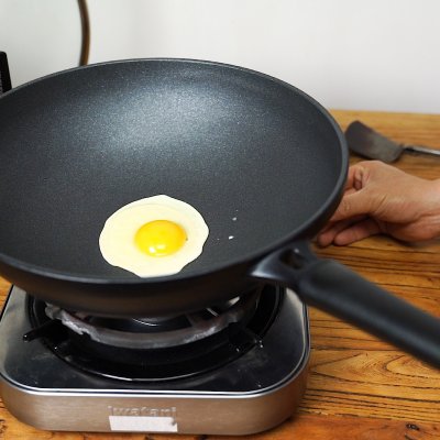 如何煎鸡蛋才好吃（在家做无油单面煎鸡蛋的教程）