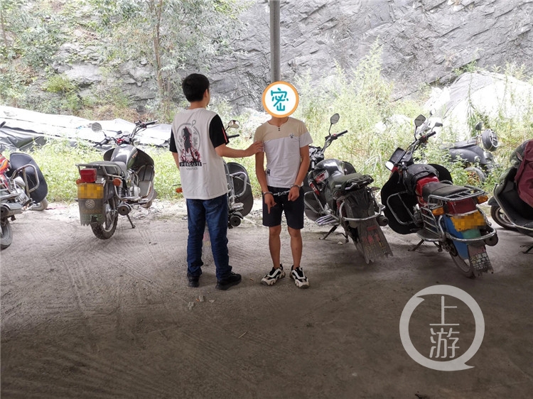 偷摩托车,