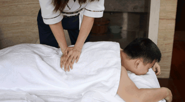 小姐姐先给我们来个全身放松的动作,整个身体舒缓下来后,极致的背部