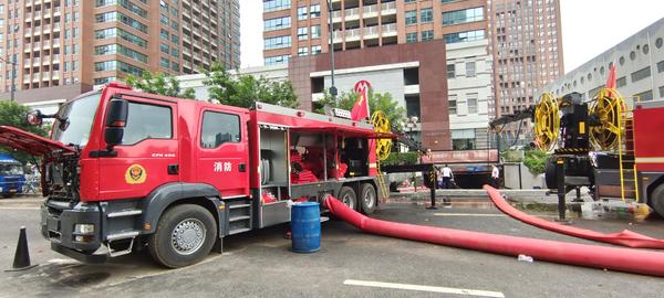 两辆救援车、三辆供水车的背后：两辆公交车的默默守候