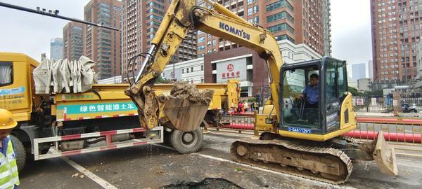 两辆救援车、三辆供水车的背后：两辆公交车的默默守候