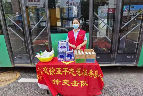 两辆救援车、三辆供水车的背后：两辆公交车的默默守候