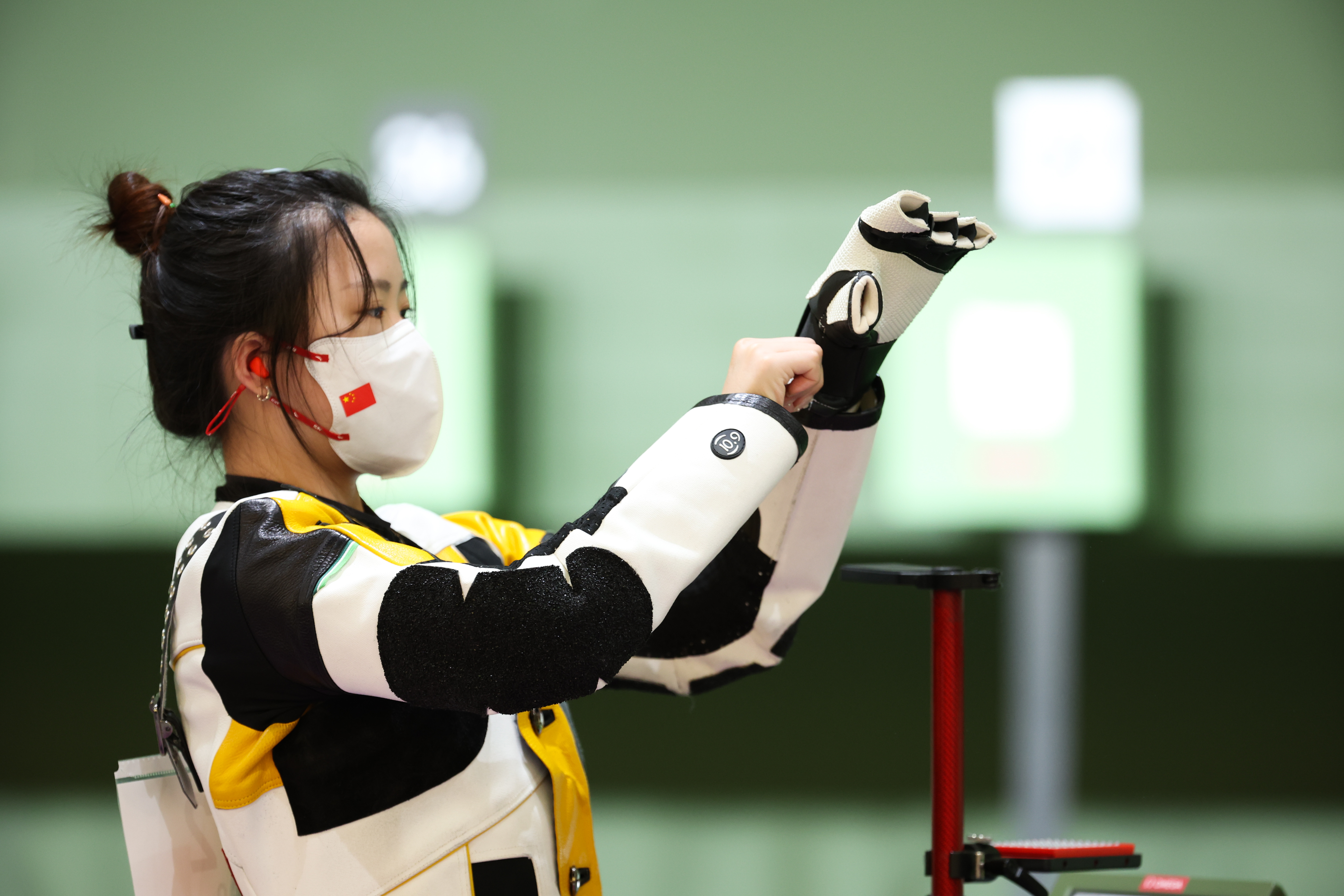 中国第一枚奥运金牌的意义（快评｜我们该如何看待奥运首金？抛却得失心，心怀包容理性）