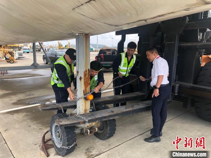 台风烟花浙江(“烟花”逼近浙江沿海 多地铁路停运航班取消)