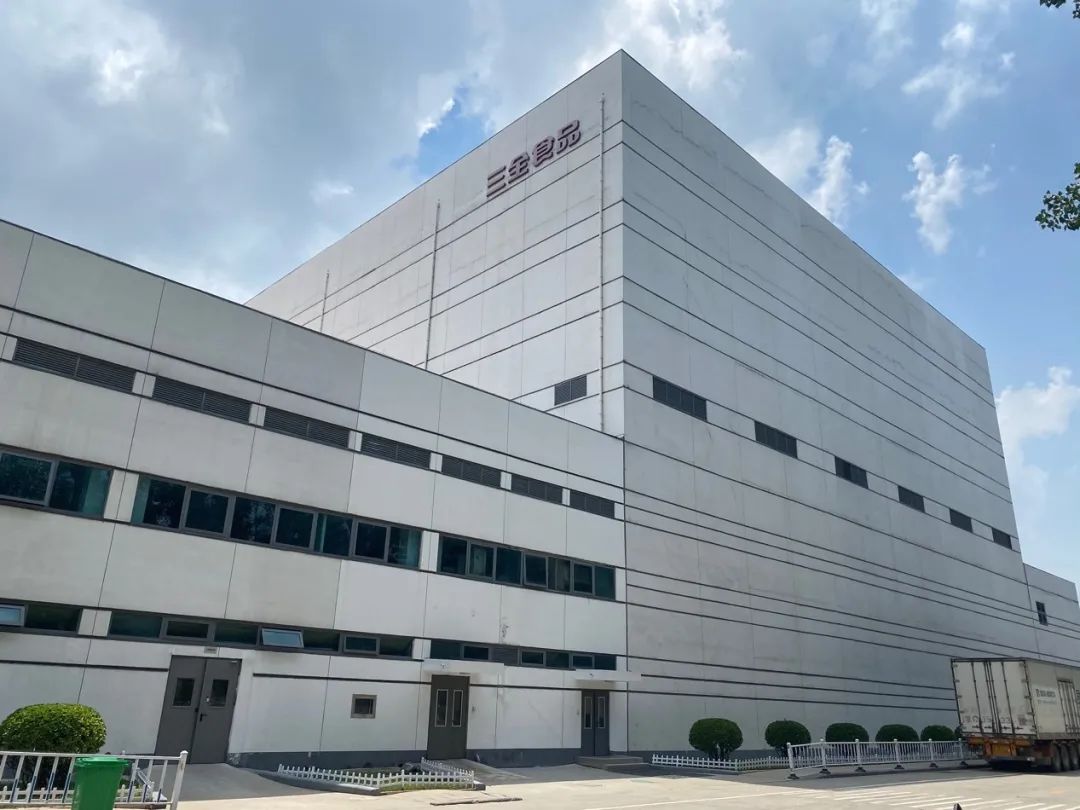 直击河南汛情｜郑州放晴！两大食品巨头恢复生产，厂门口排满运输车辆