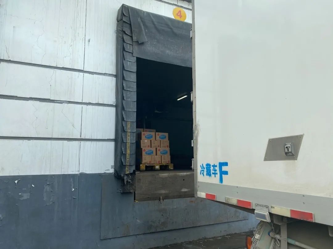 直击河南汛情｜郑州放晴！两大食品巨头恢复生产，厂门口排满运输车辆
