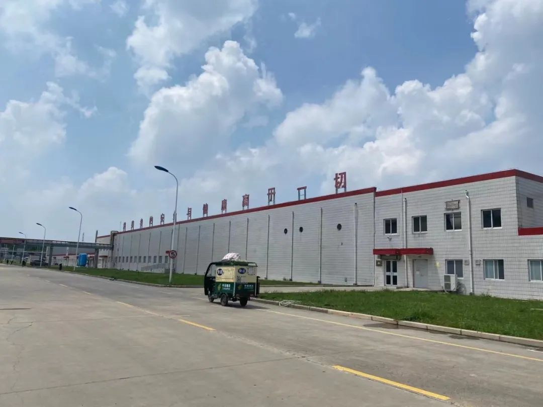 直击河南汛情｜郑州放晴！两大食品巨头恢复生产，厂门口排满运输车辆