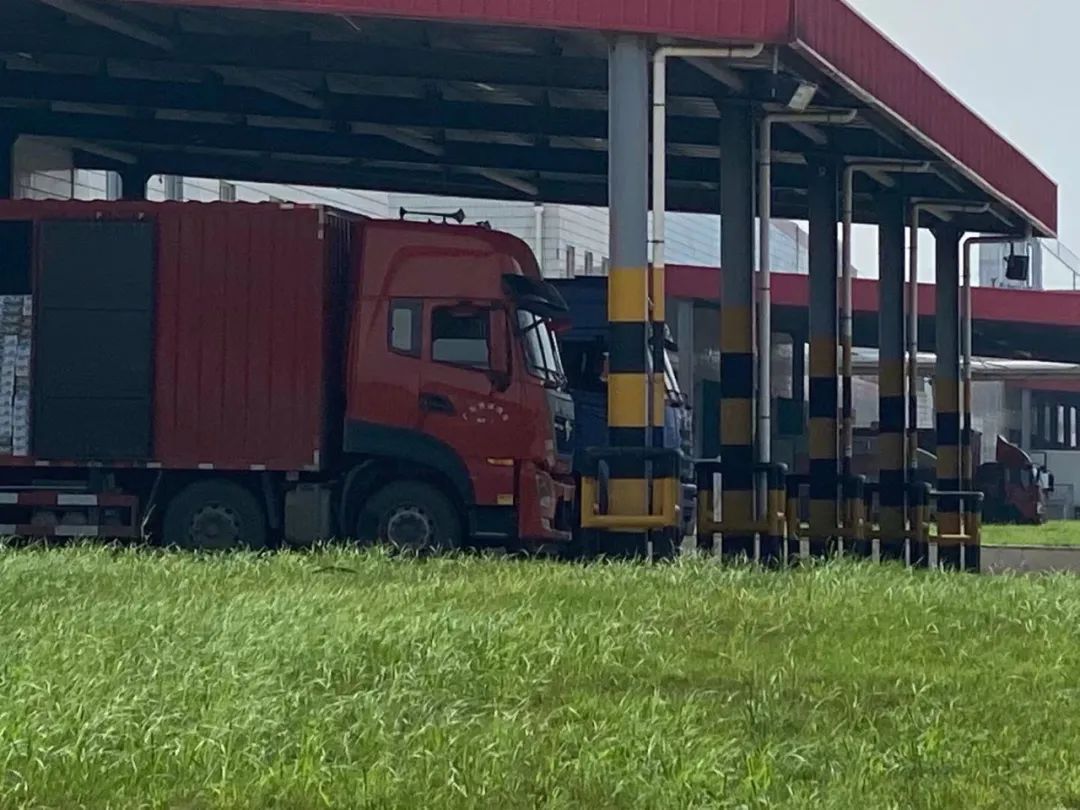 直击河南汛情｜郑州放晴！两大食品巨头恢复生产，厂门口排满运输车辆