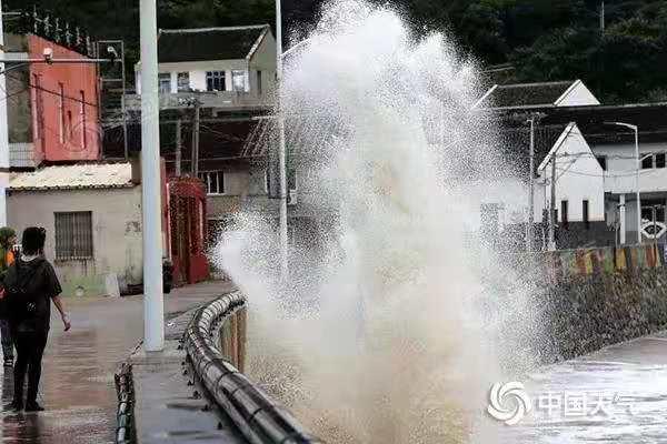 上海地铁已陆续恢复！台风天，感谢有你们！“烟花”移速缓慢，风雨还将持续多久？