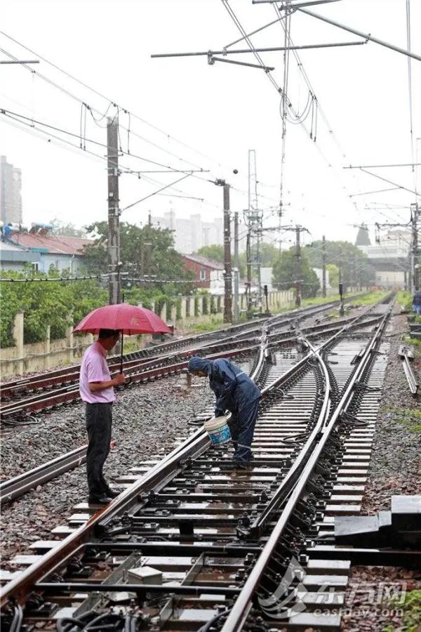 上海地铁已陆续恢复！台风天，感谢有你们！“烟花”移速缓慢，风雨还将持续多久？