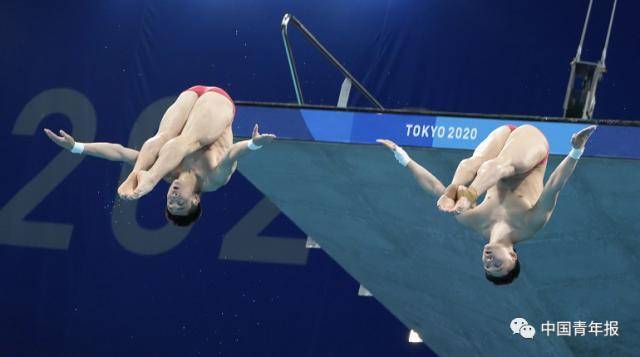 双人十米跳水一共几轮(曹缘、陈艾森第四轮失误，夺男子双人十米跳台跳水银牌)