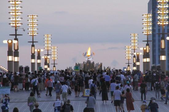 圣火闪耀东京夜空 奥运会市内圣火台向公众开放