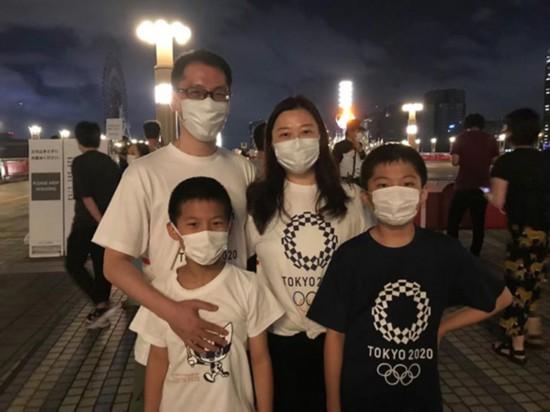 圣火闪耀东京夜空 奥运会市内圣火台向公众开放