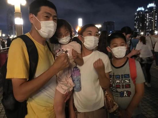 圣火闪耀东京夜空 奥运会市内圣火台向公众开放