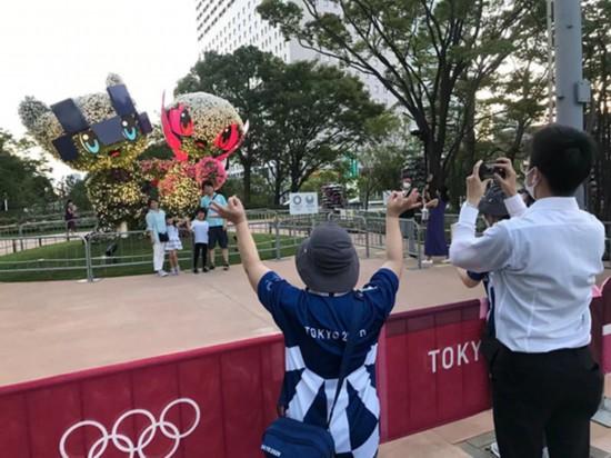 圣火闪耀东京夜空 奥运会市内圣火台向公众开放