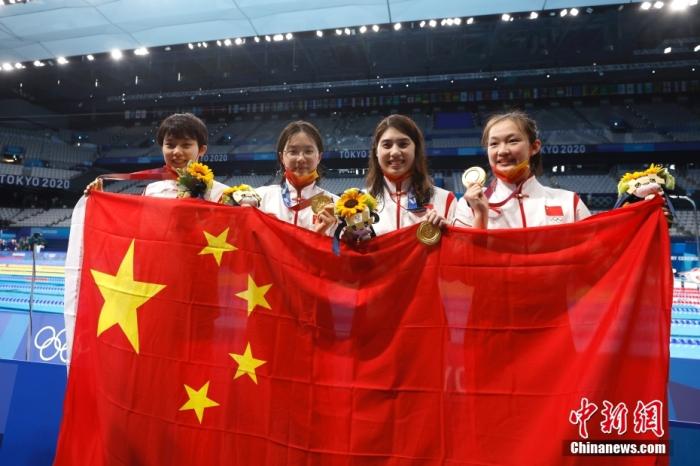 打破世界纪录！中国首夺奥运会游泳接力金牌