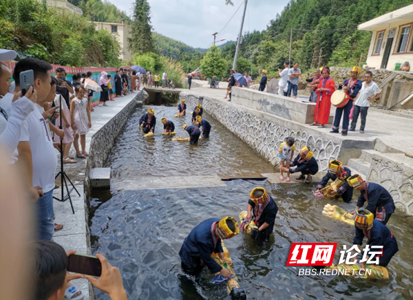 瑶族的传统节日是什么(独特的瑶族“神老节”：起源于唐朝，只在一个村流行)