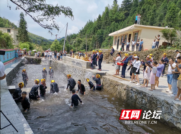 瑶族的传统节日是什么(独特的瑶族“神老节”：起源于唐朝，只在一个村流行)