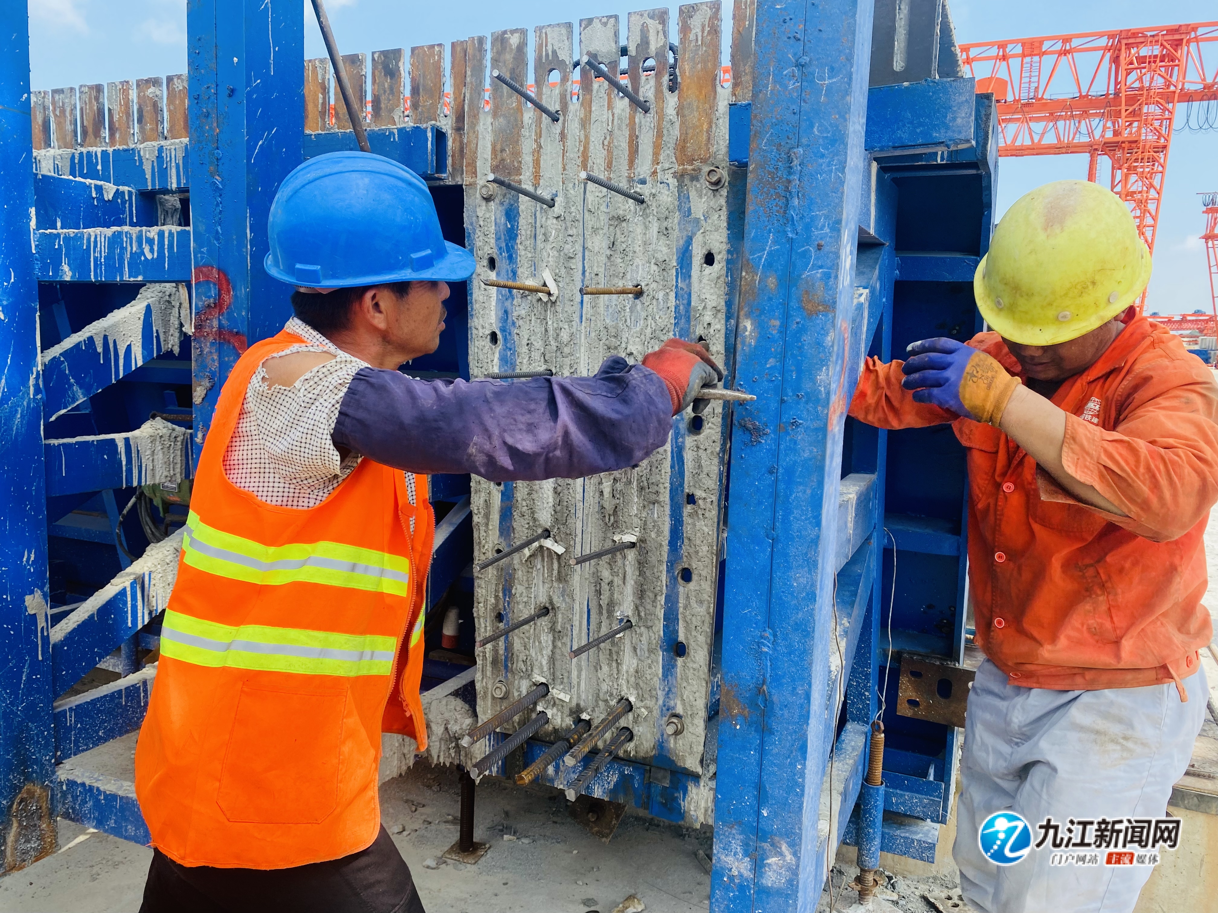 九江快速路工地的建设者：顶烈日战酷暑挥汗如雨