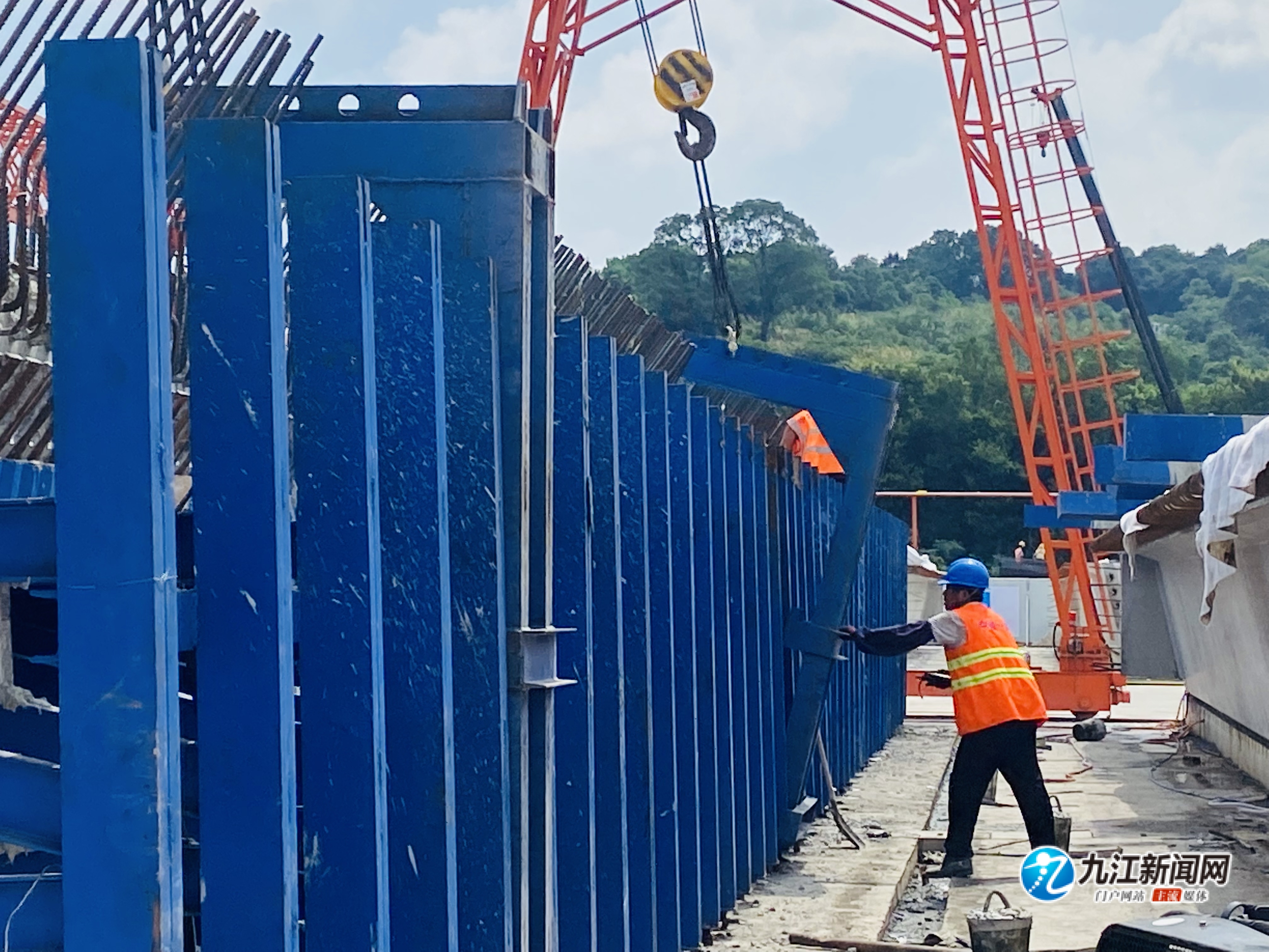 九江快速路工地的建设者：顶烈日战酷暑挥汗如雨