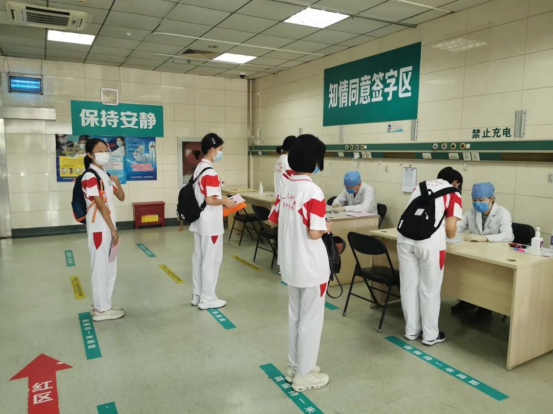 直击现场！北京经开区12-14岁学生接种新冠疫苗