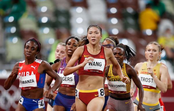 东京奥运会短跑女子有哪些参加(东京奥运会·东京之星｜一夜听“春雨”赛场响惊雷——王春雨晋级奥运女子800米决赛侧记)