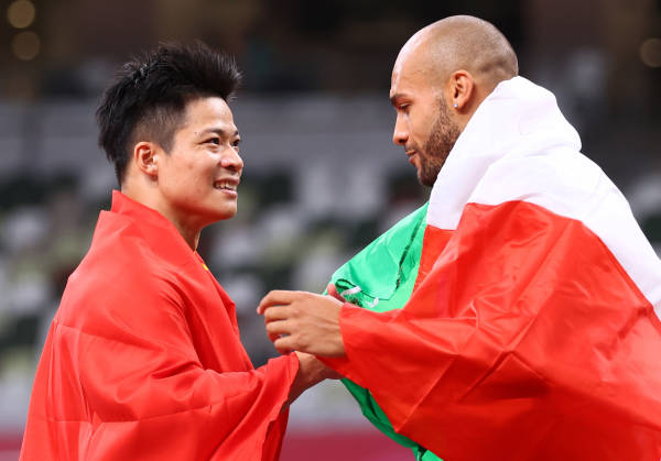 苏炳添100米世界纪录新闻特写（9秒98！苏炳添百米第六，中国田径创造历史）