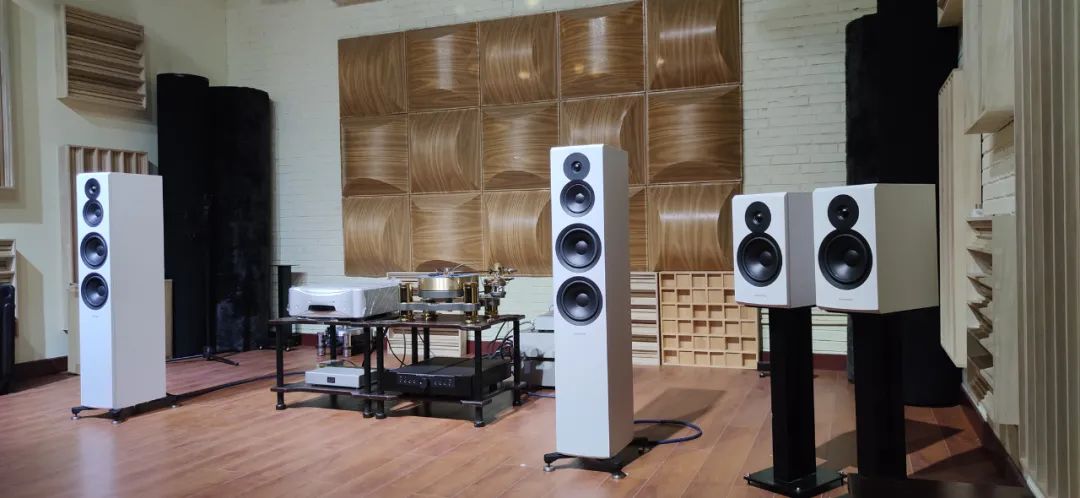 三套组合、三个场地的演示，佐证Dynaudio Emit 50新秀的实力