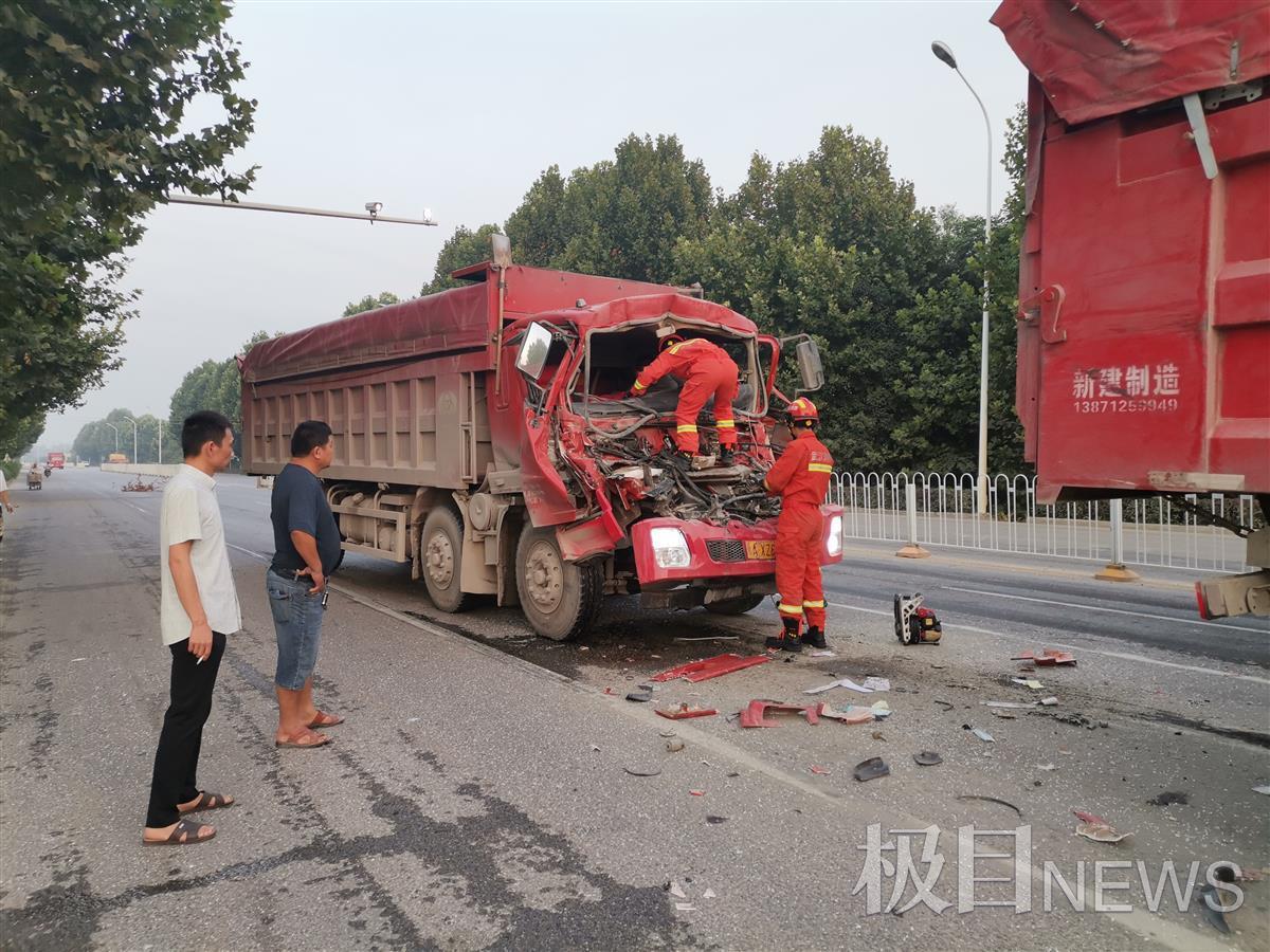 两辆大货车追尾一司机被困，武汉新洲消防紧急营救 液压汇 8512