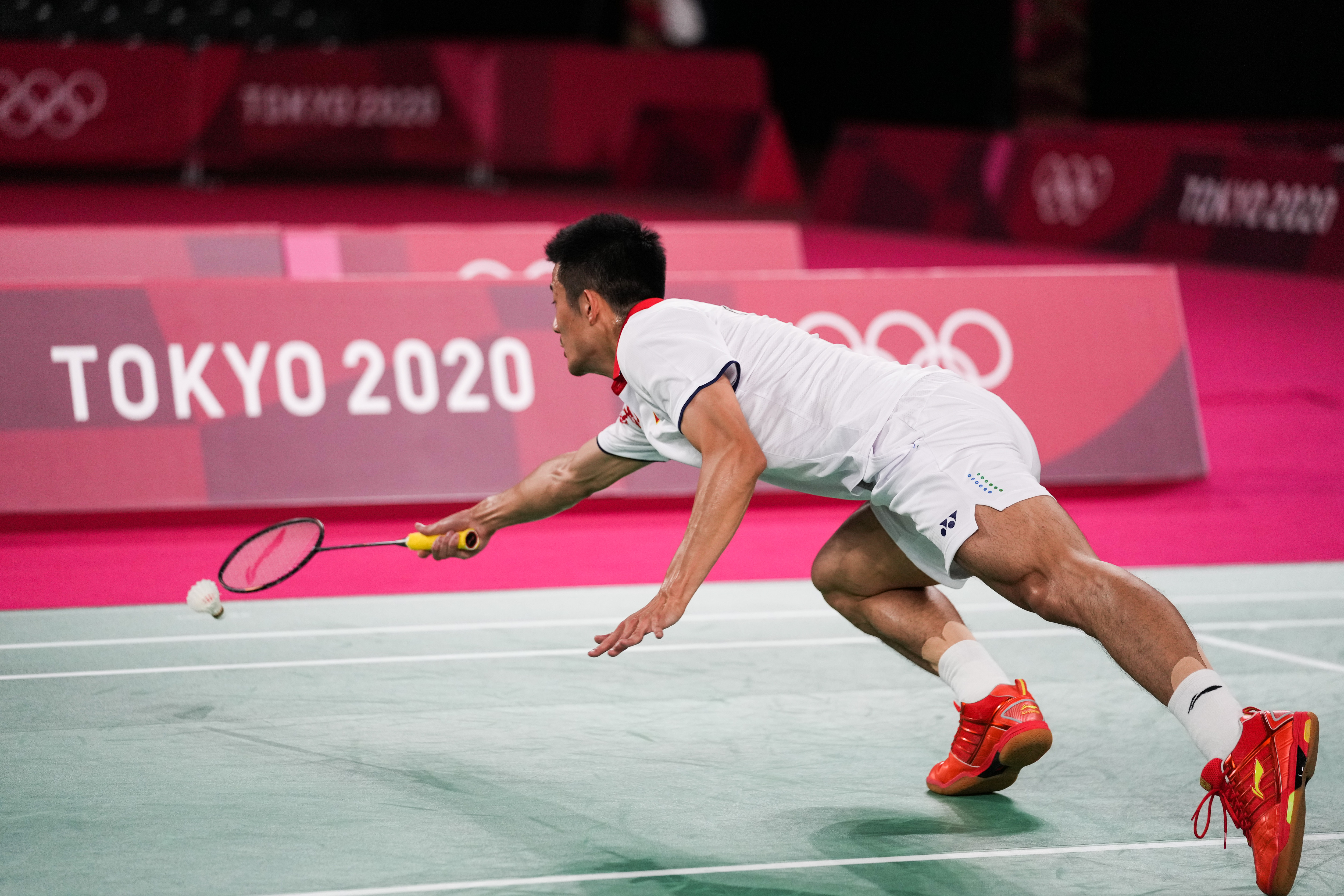 谌龙安赛龙交手记录(谌龙无缘卫冕男单冠军！安赛龙夺金后激动痛哭，两人交换球衣)