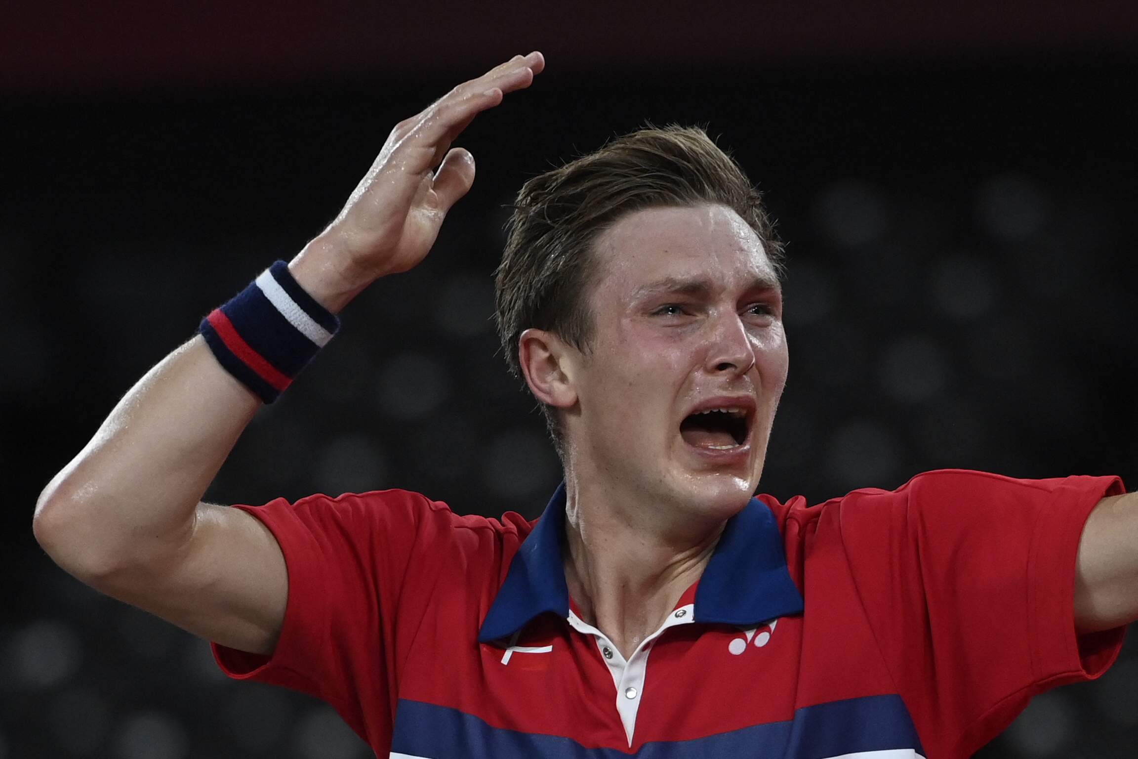 谌龙安赛龙交手记录(谌龙无缘卫冕男单冠军！安赛龙夺金后激动痛哭，两人交换球衣)