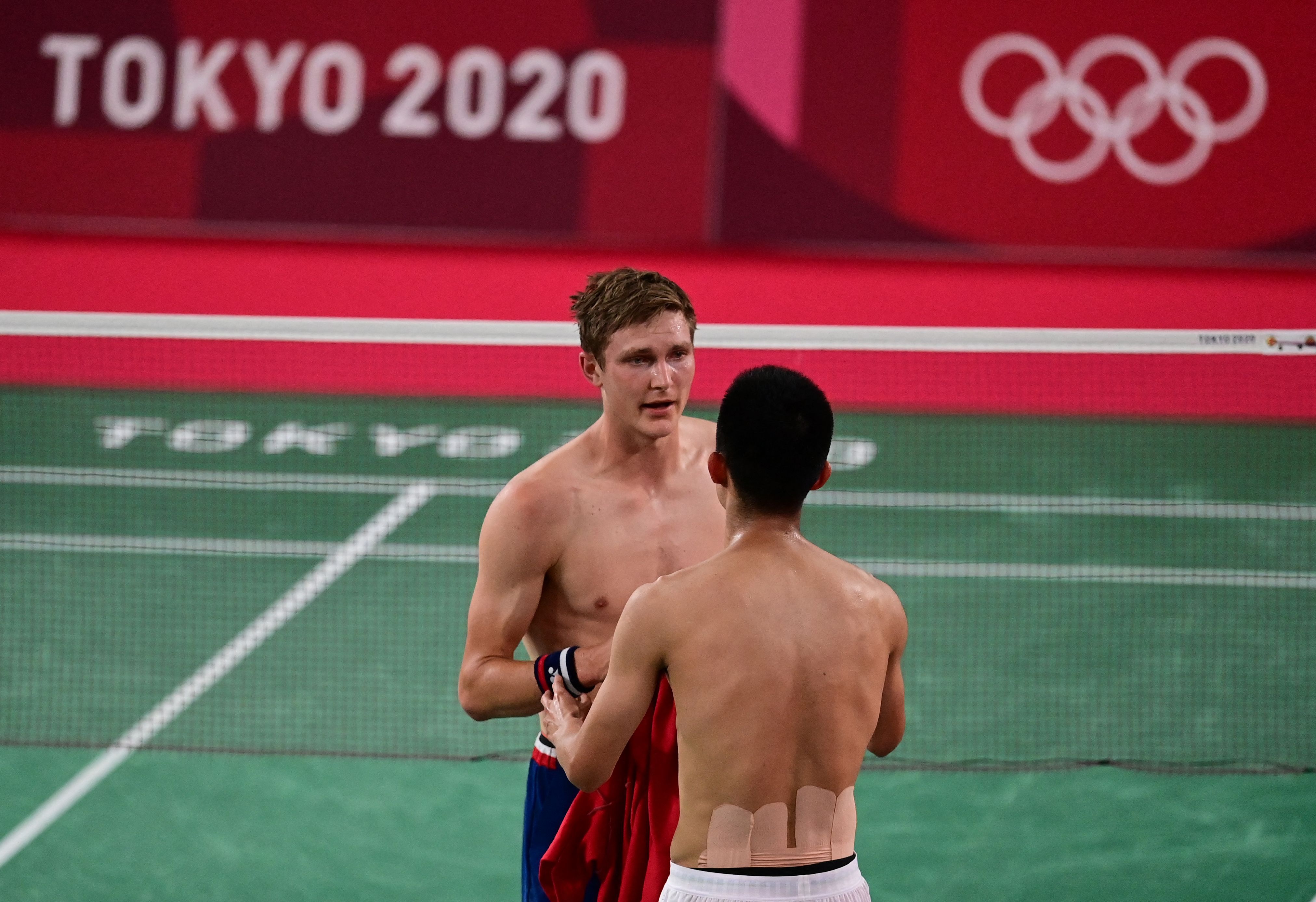 谌龙安赛龙交手记录(谌龙无缘卫冕男单冠军！安赛龙夺金后激动痛哭，两人交换球衣)