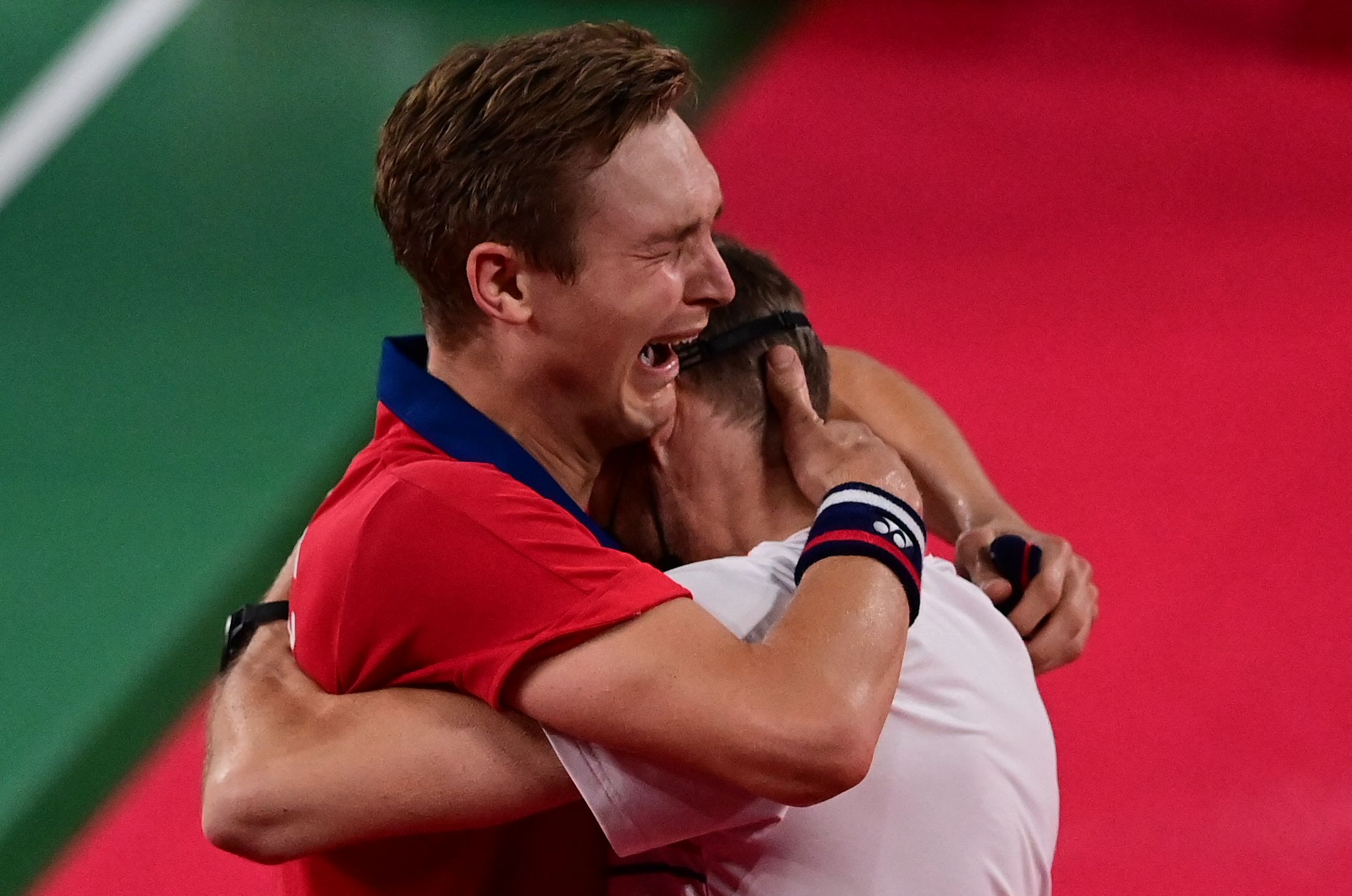 谌龙安赛龙交手记录(谌龙无缘卫冕男单冠军！安赛龙夺金后激动痛哭，两人交换球衣)