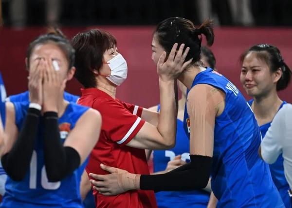 东京奥运会催泪一幕！中国女排姑娘哭成泪人送别郎平，现场响起这首歌曲……